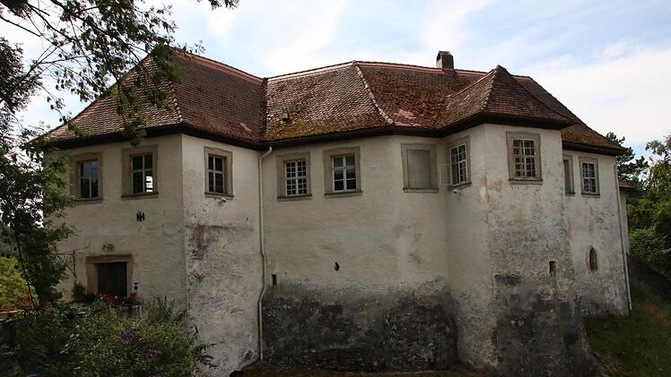 Eine Förderung von 80 000 Euro bekommt Eigentümer Heinrich Freiherr von Pölnitz für die Instandsetzung des Dachstuhls über dem Südflügel von Schloss Hundshaupten.Josef Hofbauer