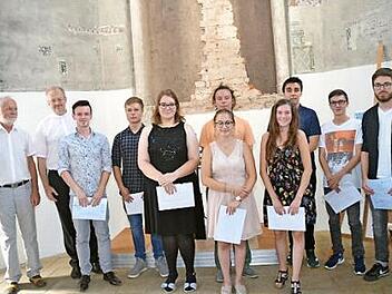 Die jeweils drei Klassenbesten aus den drei Ausbildungsjahrgängen der BFM Oberfranken mit Schulleiter Andreas Wolf und Regionaldekan Domkapitular Thomas Teuchgräber (von links)  Foto: K.- H. Hofmann