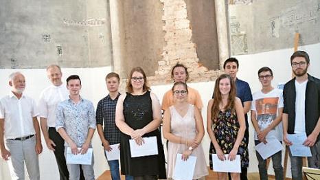 Die jeweils drei Klassenbesten aus den drei Ausbildungsjahrgängen der BFM Oberfranken mit Schulleiter Andreas Wolf und Regionaldekan Domkapitular Thomas Teuchgräber (von links)  Foto: K.- H. Hofmann