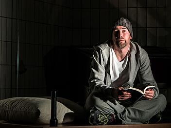 Frederik Leberle stellte Texte von Horst Evers in der Reihe "Theater im Schlick 29" vor.Foto: Jochen Berger