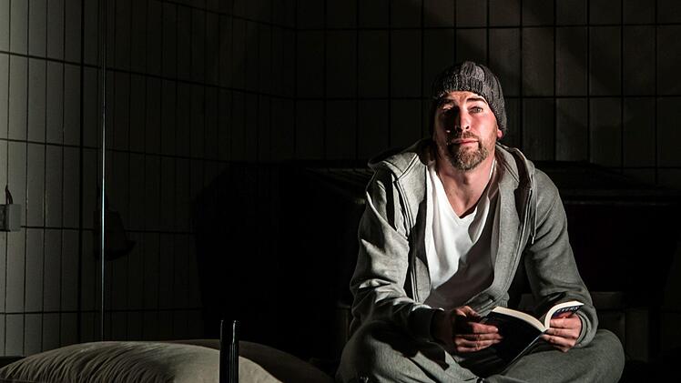 Frederik Leberle stellte Texte von Horst Evers in der Reihe "Theater im Schlick 29" vor.Foto: Jochen Berger