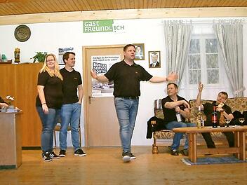 Die Theatergruppe Nurn führt vier Mal das Lustspiel "Der Tyrann" im Mehrzweckhaus auf. Auf dem Bild von links die Darsteller Veronika Müller, Jasmin Dehmel, Daniel Schuberth, Markus Merkl, Jochen Vogler, Dieter Sonntag und Nadine Schuberth.  Foto: Hans Franz