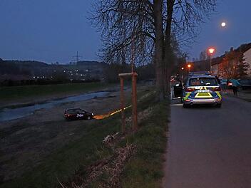 Im Bett der Flutmulde landete am Dienstagabend ein Twingo.Katrin Geyer