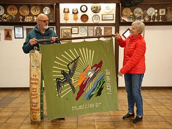 Vorsitzende Annemarie Göbel und Schriftführer Franz Schlembach haben noch einmal die Fahnen herausgeholt, die heuer 50 Jahre alt ist. Der Gesangsverein "Sängerlust" ist zu seinem 90. Geburtstag aufgelöst worden. Foto: Thomas Malz