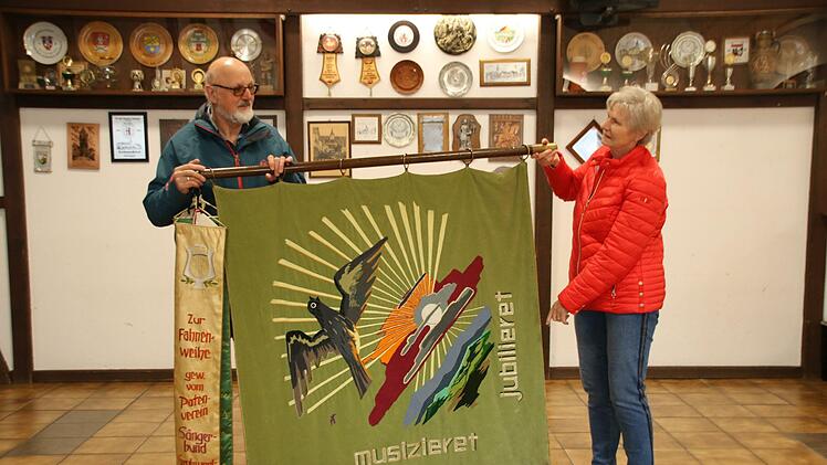 Vorsitzende Annemarie Göbel und Schriftführer Franz Schlembach haben noch einmal die Fahnen herausgeholt, die heuer 50 Jahre alt ist. Der Gesangsverein "Sängerlust" ist zu seinem 90. Geburtstag aufgelöst worden. Foto: Thomas Malz