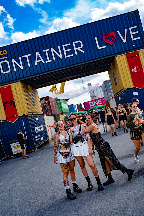 Einmalige Festivalwelt zwischen Stahl und Container.