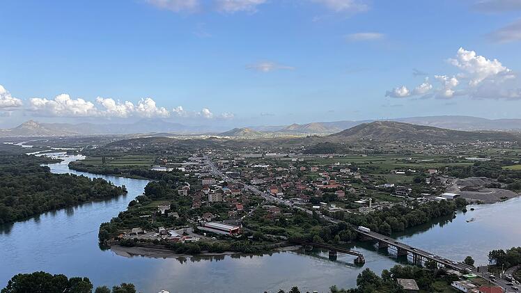 Shkodra ist eine über 2400 Jahre alte Stadt im Norden des Landes und galt einst als großes Handelszentrum. Das kulturelle Juwel liegt zwischen dem Skutarisee und den Flüssen Kir, Drin und Buna.