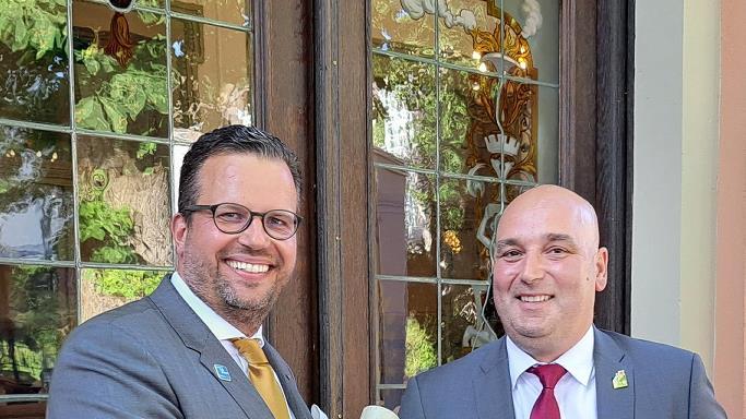 Mit der Übergabe der „Charter des RC Bad Kissingen“, also der Urkunde über die Gründung des Bad Kissinger Clubs 1957, von Christian Wolf (rechts) an Nicolas Sauer kann das rotarische Jahr 2025/2026 unter neuer Präsidentschaft beginnen.