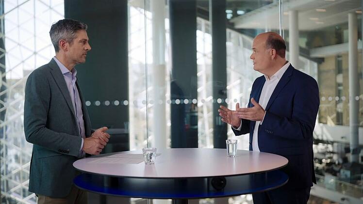 Hauptstadt-Journalist Robin Alexander (rechts) hat die Flüchtlingspolitik von Angela Merkel sowie deren Folgen kritisch verfolgt.