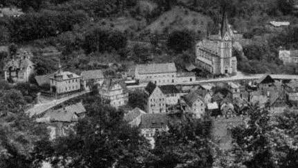 Zuvor ist der Weiher - hier der Blick von der Plassenburg - ...