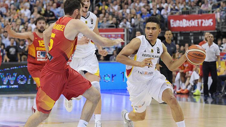 Sein bestes Spiel im deutschen Dress machte der 20-jährige Maodo Lo (rechts), der hier gegen Rudy Fernandez zum Korb zieht. Foto: Rainer Jensen/dpa