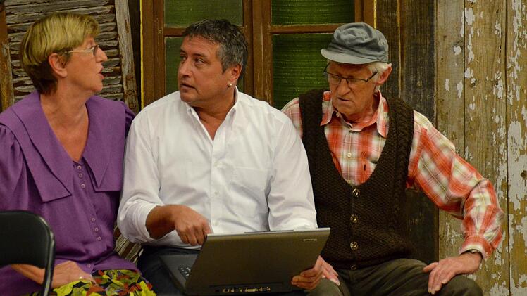 Das Bürgermeisterpaar Gustav und Berta Hintermoser (Christa Kliem und Ossi Brandl) mischt das Leben in der Mühle gehörig auf. Aber auch der Immobilienhai Hauser (Harald Wehner/Mitte) ist nicht ohne. Foto: Kathrin Kupka-Hahn