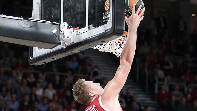 Beim Euroleague-Heimsieg gegen Unicaja Malaga erzielte Leon Radosevic seine ersten Punkte f&uuml;r die Brose Baskets und feierte ein gelungenes Deb&uuml;t. Foto: sportpress