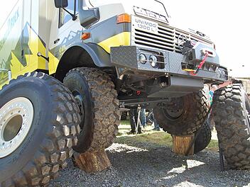 Profil zeigen: Für die Aussteller ist die Bad Kissinger Offroad-Messe eine gute Gelegenheit, sich ins Gespräch zu bringen und ihre Autos und Zubehör an den Mann (auch an die Frau) zu bringen. Fotos: Sigismund von Dobschütz