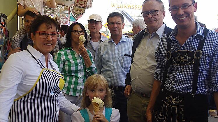 Jaqueline Müller (links) zeigt ihren "Eispalast". Foto: Heike Schülein