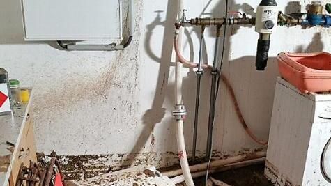 Das THW half in Oberlangenstadt, den Schlamm zu entfernen, den es in den Keller eines Hauses gespült hatte. Foto: THW