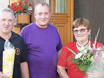 F&uuml;r 40 Jahre ununterbrochenen aktiven Dienst im Treinfelder B&uuml;rgerverein wurden Herbert und Siegrid Vogel vom Vorsitzenden Matthias B&auml;r (Bildmitte) besonders ausgezeichnet.  Fotos: Horst Schneider