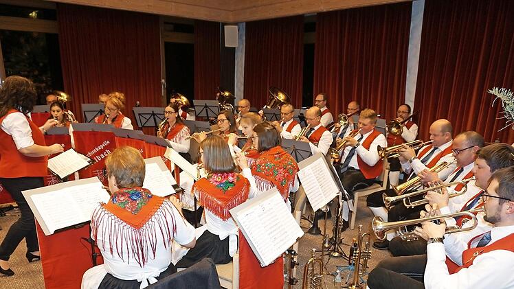 Jahresabschlusskonzert mit der Trachtenkapelle Haselbach in den Christlichen Gästehäusern Hohe Rhön.  Foto: Marion Eckert