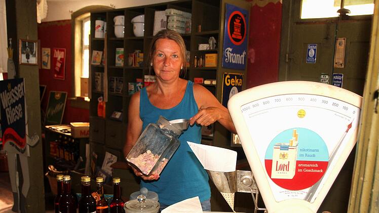 Andrea Meub an der Waage mit Tütenvorrichtung, wo nahezu alles abgewogen wurde. Foto: Günther Geiling
