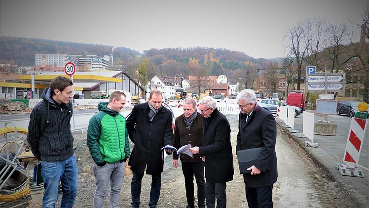 Stellten das Überflutungskonzept vor: (von links) Frank Hahn vom Ingenieur-Büro IBP, Johannes Fröba von den Stadtwerken, Ingo Wolfgramm vom Tiefbauamt, OB Henry Schramm, Stadtwerksleiter Stephan Pröschold und Uwe Angermann von der Stadt. Werner Reißaus