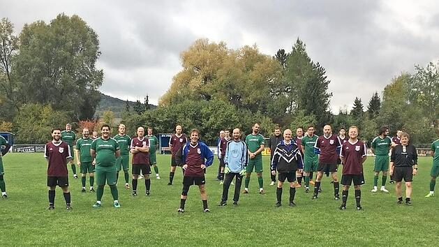 Die Spieler verteilt auf dem Platz mit Sicherheitsabstand: Bei dem Spiel kamen allein 120 Kilometer zusammen. Foto: privat