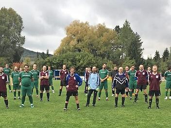 Die Spieler verteilt auf dem Platz mit Sicherheitsabstand: Bei dem Spiel kamen allein 120 Kilometer zusammen. Foto: privat