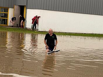 Köditz: Familienunternehmen geflutet - Chef rettet Einrichtung in Unterhose