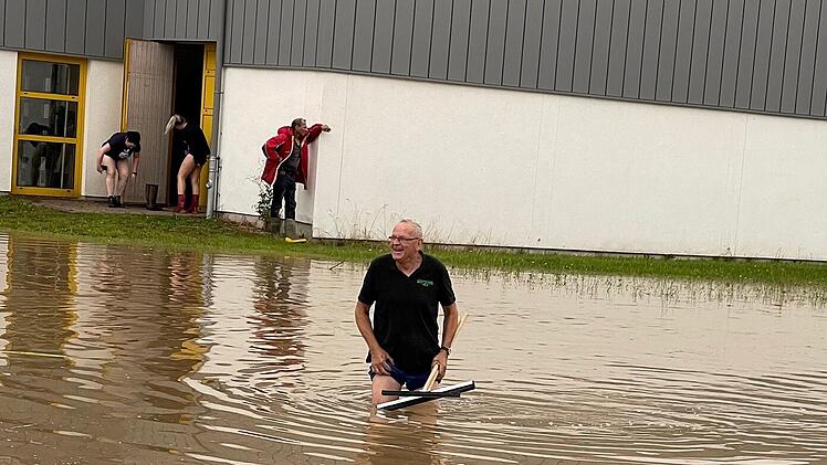 Köditz: Familienunternehmen geflutet - Chef rettet Einrichtung in Unterhose