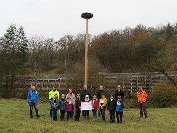 Dieter Fünfstück (hinten, von links) von der  LBV-Kreisgruppe Bad Kissingen, Simon Herterich vom Wasserwirtschaftsamt, stellvertretende Schulleiterin Andrea Schäfer, Bürgermeister Peter Bergel, Otmar Diez, Pächter Alexander Schmitt und Gerhard Schmitt vom Bauhof Euerdorf dankten den Schülern der Umwelt AG. Foto: Doris Bauer
