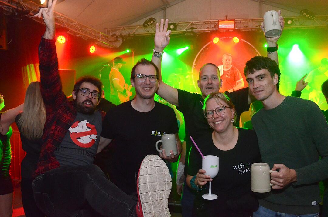 Aufstellen vom Kirchweihbaum & Party am Abend.