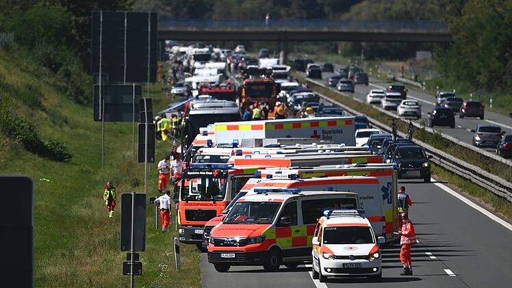 A3 bei W&ouml;rth an der Donau: 20 Verletzte bei Busunfall - langer Stau