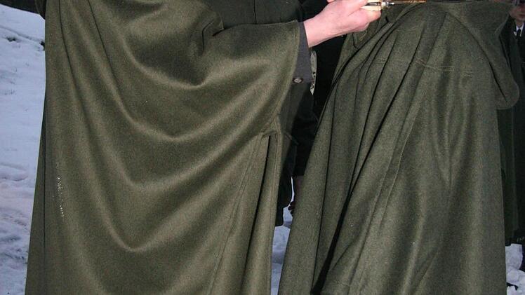 Mit drei Schlägen machte der ehemalige Kreisvorsitzende Alexander Lücker (links) Kathrin Kutschka zur Jägerin. In der Mitte BJV-Kreisvorsitzender Bernhard Schmitt.