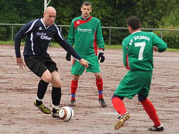 Durch ein 1:1 beim FC 08 Zeil machte der SV Sylbach den zweiten Platz in der Kreisklasse Schweinfurt 3 und damit die Teilnahme an der Kreisliga-Relegation aus eigener Kraft perfekt. Der Zeiler Christian Reimer (links) gibt zwei Sylbachern das Nachsehen und stürmt aufs Gästetor zu. Am Freitagabend steigt für die Sylbacher ihr Relegationsspiel gegen den TSV Knetzgau.