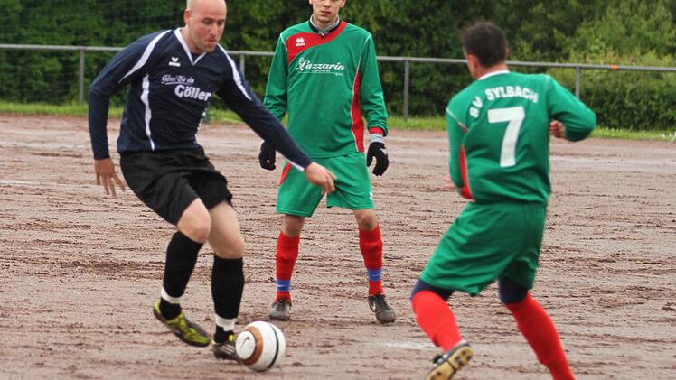 Durch ein 1:1 beim FC 08 Zeil machte der SV Sylbach den zweiten Platz in der Kreisklasse Schweinfurt 3 und damit die Teilnahme an der Kreisliga-Relegation aus eigener Kraft perfekt. Der Zeiler Christian Reimer (links) gibt zwei Sylbachern das Nachsehen und stürmt aufs Gästetor zu. Am Freitagabend steigt für die Sylbacher ihr Relegationsspiel gegen den TSV Knetzgau.