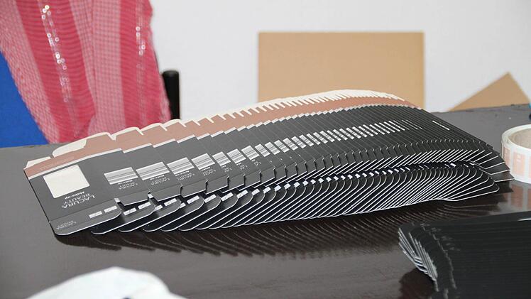 Berge an Schachteln - noch ganz flach.