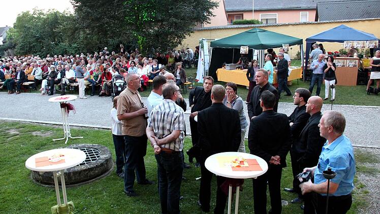 Der Krisenstab tritt zusammen und das Publikum wartet geduldig.