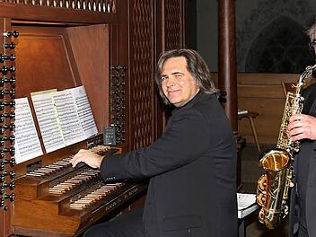 Neujahrskonzert in der Pfarrkirche: Regionalkantor Peter Rottmann (links) an der Orgel und der Würzburger Saxophonist Markus Zitzmann (rechts) bewiesen, dass beide Instrumente sehr gut harmonieren. Die Zuhörer waren begeistert.  Foto: Dieter Britz