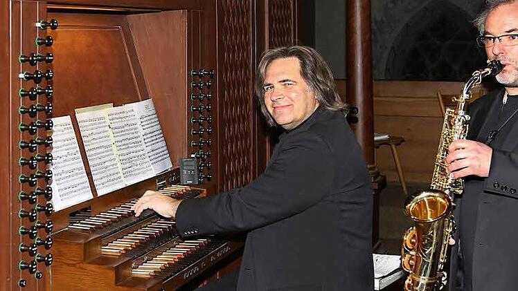 Neujahrskonzert in der Pfarrkirche: Regionalkantor Peter Rottmann (links) an der Orgel und der Würzburger Saxophonist Markus Zitzmann (rechts) bewiesen, dass beide Instrumente sehr gut harmonieren. Die Zuhörer waren begeistert.  Foto: Dieter Britz