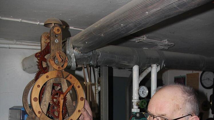 Standuhren hat Richard Ebert (Foto) einige. Er legt Wert darauf festzustellen, dass diese alle noch funktionieren. Repariert hat er sie alle selbst. Foto: Helmut Will