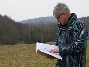 Noch kann Willi Scheller vom städtischen Büro Bauleistungen Bad Brückenau nur in Plänen blättern. Doch bald schon könnten hinter dem Baugebiet Oberes Straßfeld im Staatsbad bis zu 32 neue Bauplätze geschaffen werden. Foto: Ulrike Müller