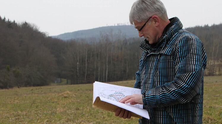 Noch kann Willi Scheller vom städtischen Büro Bauleistungen Bad Brückenau nur in Plänen blättern. Doch bald schon könnten hinter dem Baugebiet Oberes Straßfeld im Staatsbad bis zu 32 neue Bauplätze geschaffen werden. Foto: Ulrike Müller