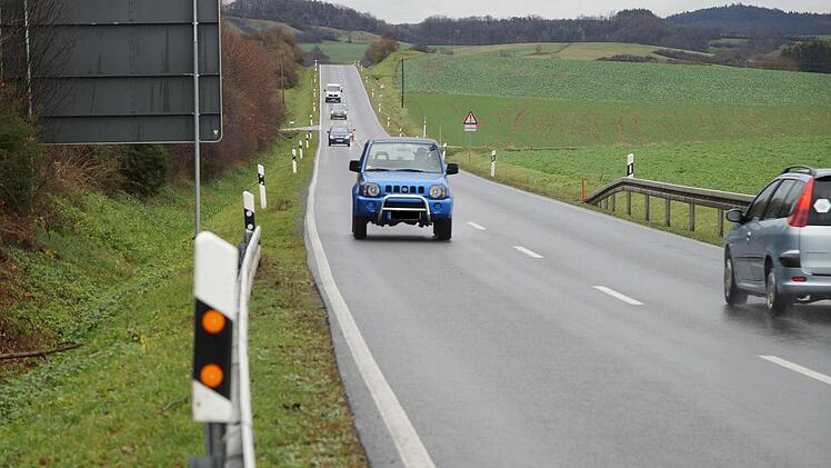 Egon Eller schlug in der Bürgerversammlung vor, einen Radweg von Prappach entlang der Staatsstraßen HAS23 und HAS10 (im Bild) zu bauen.