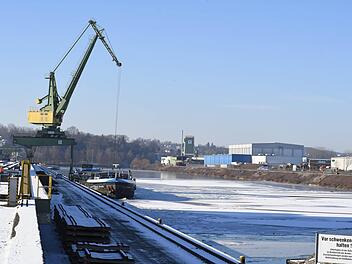 Rund 5000 Tonnen Erz haben Kapitäne schon im Bamberger Hafen abgeladen und zwischengelagert, weil ihnen die Weiterfahrt in den Donauraum wegen zunehmender Eisbildung zu riskant ist. Foto: Ronald Rinklef