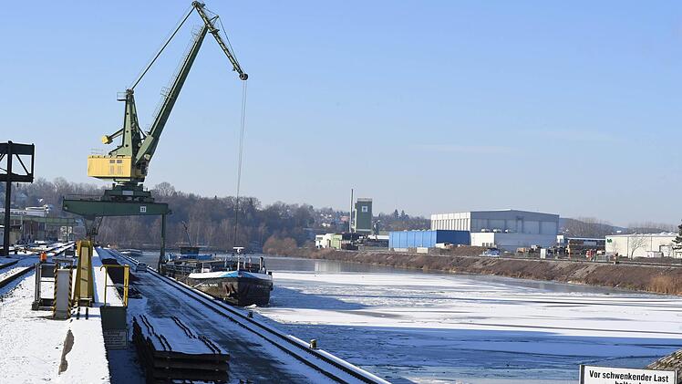 Rund 5000 Tonnen Erz haben Kapitäne schon im Bamberger Hafen abgeladen und zwischengelagert, weil ihnen die Weiterfahrt in den Donauraum wegen zunehmender Eisbildung zu riskant ist. Foto: Ronald Rinklef