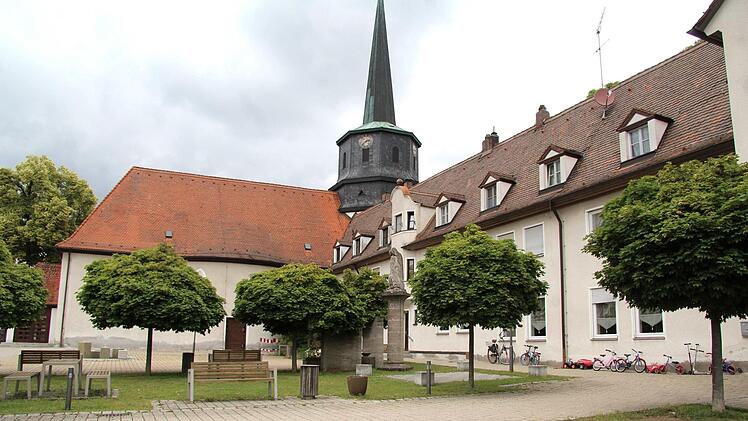 Das Ensemble am Josefsplatz in Niederndorf. Das Pfarrzentrum rechts der Kirche soll abgebrochen und als Kita neu gebaut werden.  Foto: Richard Sänger