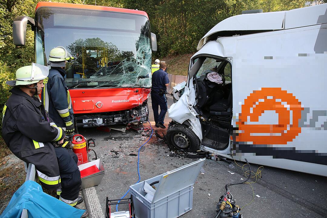 Lieferwagen kollidiert frontal mit Linienbus