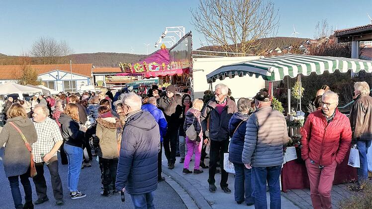 Eindrücke vom Weihnachtsmarkt der Lebenshilfe-Werkstatt in Nüdlingen. Foto: Sigismund von Dobschütz