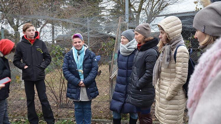 Im Garten vor dem Bauwagen wurde die Besuchergruppe aus Russland von den Schülern empfangen und über die Arbeit im Erdkinderplan informiert. Foto: Bernhard Panzer