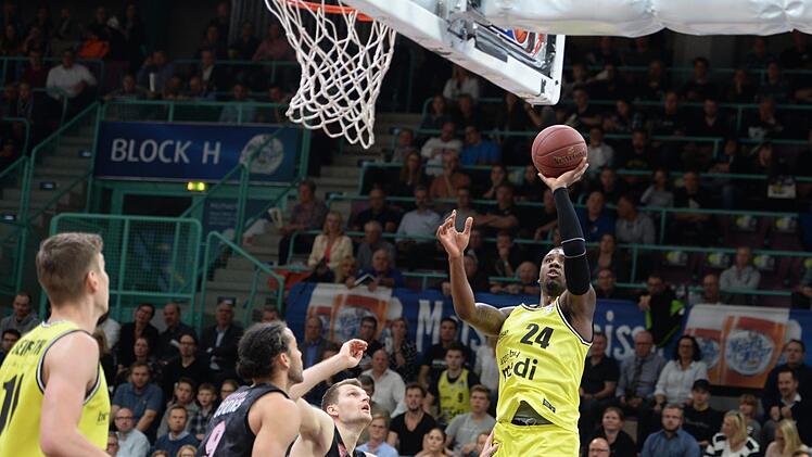 De'Mon Brooks erzielt zwei Punkte. Foto: Peter Mularczyk