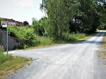 Der öffentliche Feld- und Waldweg zwischen Harsdorf und Ramsenthal soll nach Wunsch der Gemeinde Harsdorf mit Fördergeldern zum Fuß- und Radweg ausgebaut werden. Foto: Werner Reißaus